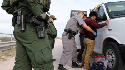 Guardias estadounidenses detienen a inmigrantes que trataban de pasar la frontera de EEUU de forma ilegal. EFE/ Erik S. Lesser
