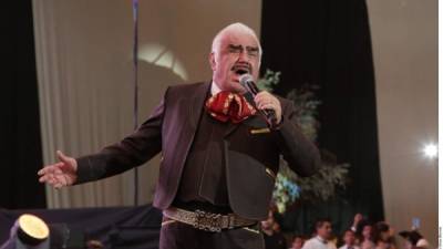 El cantante mexicano Vicente Fernández se encuentra en medio de una polémica por un tocamiento indebido a una jovencita.