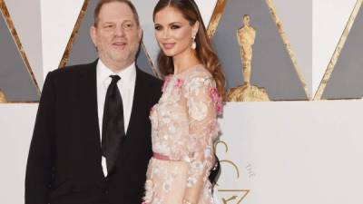 Tras el escándalo sexual que ha salido a la luz de Harvey Weinstein (65 años), su esposa, la diseñadora de Marchesa, Georgina Chapman, ha decidido poner fin a su matrimonio después de los testimonios de actrices y empleadas que han asegurado que fueron objeto de acoso y violación sexual por parte del productor de cine de Hollywood.Pero quién es Georgina Chapman, la mujer que estuvo casada diez años con uno de los reyes de Hollywood y que aparentemente no se dio cuenta de que era un abusador sexual.