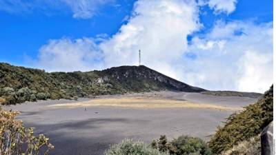 Debido a que parece un valle enorme, lleno de ceniza, este cráter se ha ganado el nombre de Playa Hermosa.