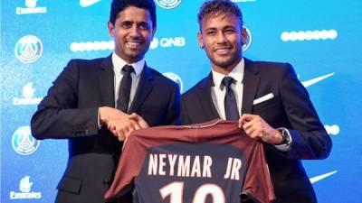 Neymar ya luce los colores del PSG. En la imagen posa junto al presidente del club parisino Nasser Al-Khelaifi. Foto AFP