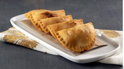 Freír las empanadas en aceite bien caliente hasta que queden doradas.