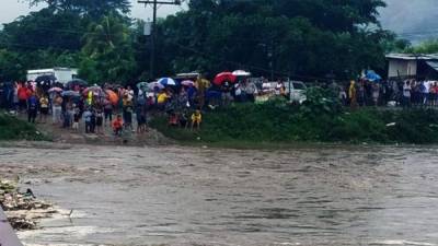 Zonas de San Pedro Sula quedaron incomunicadas por la crecida de los ríos.