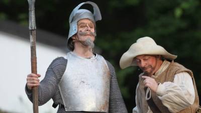Una escena de la obra de teatro 'Don Quijote' en Altusried, Alemania.