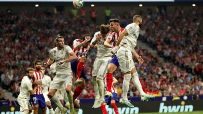 Los jugadores del Real Madrid, Karim Benzema (d), Sergio Ramos (c) y Gareth Bale (i) disputan un balón con Saúl Ñíguez (2d) y Stefan Savic (2i), jugadores del Atlético de Madrid. Foto EFE/ Juanjo Martín