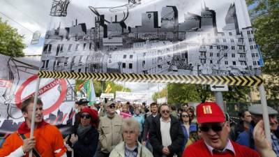 En la manifestación se podían ver numerosas pancartas con la dirección de los edificios cuyos inquilinos se niegan a que sus hogares sean derribados, aunque las casas que les ofrezca el Ayuntamiento sean más grandes y modernas.EFE