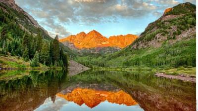 TONALIDAD: El lago Maroon y los picos Maroon Peak y North Maroon Peak son un impresionante panorama que tiene una sinfonía de color que cambia con las estaciones.