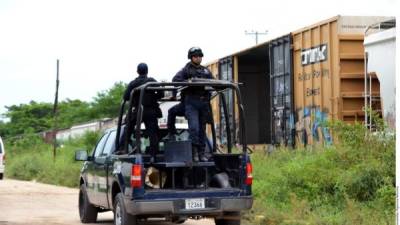 Elementos de la Policía Federal custodian “La Bestia”, que salió de Arriaga, Chiapas, hacia Ciudad Ixtepec, para evitar que migrantes la aborden.