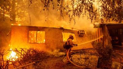 Se pronostican lluvias para este miércoles y tal vez los días siguientes, lo que ayudará a controlar las llamas. AFP