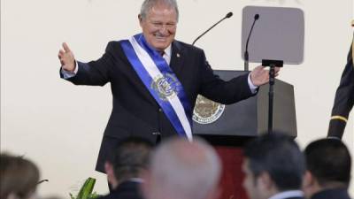 El nuevo presidente salvadoreño, Salvador Sánchez Cerén, saluda tras su discurso de investidura en la ceremonia oficial que se celebró en el Centro Internacional de Ferias y Convenciones (CIFCO), en San Salvador. EFE
