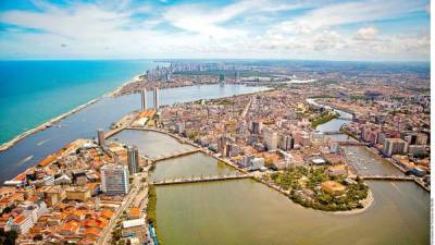 Conquista al viajero con su arquitectura, ambiente festivo y atractivas playas.