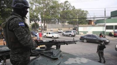 Policías y militares cuando participaban en una operación en Tegucigalpa.