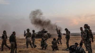 Soldados turcos avanzan en su incursión militar contra los kurdos en el norte de Siria tras la retirada de las tropas estadounidenses./AFP.