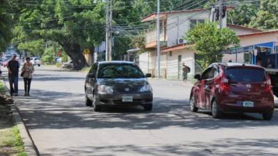 Dos vehículos transitando por una de las calles de la colonia Prado Alto. J. Monzón