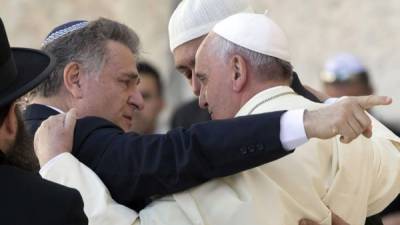 En el último tramo de su visita a Tierra Santa, el Papa unió a un rabino judío y a un líder religioso musulmán luego de rezar ante el Muro de los Lamentos. La foto ha resumido el espírtu de una gira cargada de simbolismo.