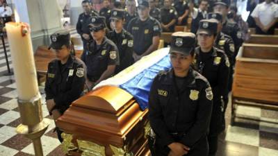 Miembros de la Policía Nacional Civil asistieron ayer en la ciudad de Zacatecoluca al funeral de su compañera Wendy Yamileth Alfaro Mena, Miembros de la Policía velan a una compañera asesinada por miembros de la Mara 18 en El Salvador. | AFP