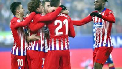 Los jugadores del Atlético de Madrid celebrando el gol de Koke ante el Huesca en la Liga Española. Foto AFP
