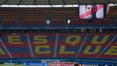 Lo más curioso es que decidieron hacerlo sobre la tribuna de los hinchas del Barcelona.
