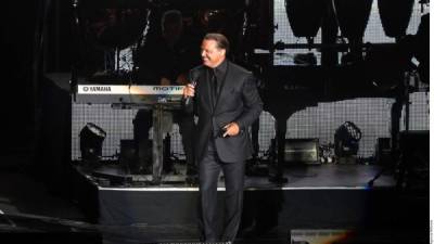 Cancela Yucatán. En febrero de 2015, Luis Miguel no se presentó a un concierto que tenía programado en el Coliseo Yucatán, en Mérida. Un hombre se dirigió al público para afirmar que el cantante se estaba emborrachando en su hotel. Tres personas del equipo de Luismi fueron detenidas por la cancelación, que generó pérdidas de 11 millones de pesos. La oficina del cantante dijo que el cantante faltó al show debido a un problema con la aeronave en la que viajaría.