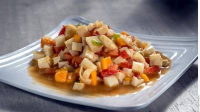 Este ceviche se sirve con galletas saladas o tostadas de maíz.