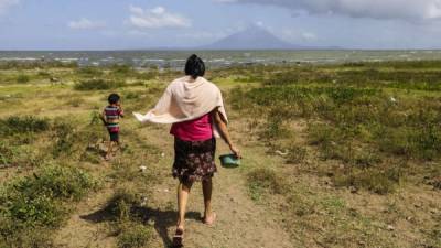 Una mujer camina con su hijo en la comunidad de Obrajuelo, una de las zonas que se opone al Canal.
