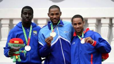 Rolando Palacios posando con su medalla de oro, junto a Asher Cadogan de Barbados (izquierda) y Yaniel Carrero de Cuba (derecha).