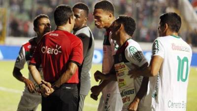 Los jugadores del Motagua reclamaron al árbitro Geovani Mendoza.