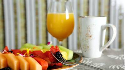 El desayuno debe ser equilibrado y cuidar las porciones y las calorías.