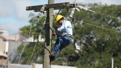 Empleados de la Enee mantienen permanentes los trabajos de corte por mora.