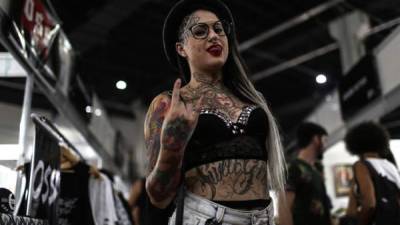 Fotografía del 13 de enero de 2017 de una mujer luciendo sus tatuajes en la V edición del 'Tatoo Week Rio', que se inauguró este viernes y será clausurada el domingo, la mayor convocatoria de su género en Río de Janeiro y que reúne a más de mil profesionales del sector. EFE