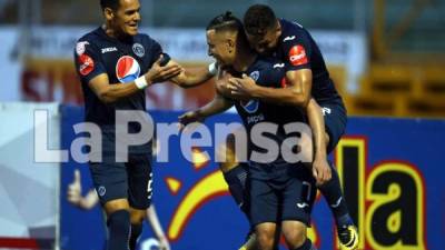 Erick Andino celebra el gol con sus compañeros.