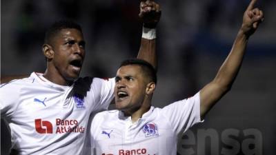 Roger Rojas celebrando su gol con Carlo Costly. Foto Juan Salgado