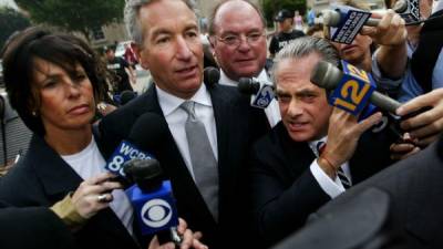 Charles Kushner, al centro, padre de Jared Kushner, el yerno de Trump, fue uno de los beneficiados con el indulto presidencial.