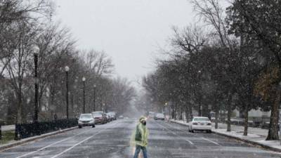 La costa este de Estados Unidos comenzó a recibir este miércoles el azote del primer gran temporal del invierno, que se espera deje cantidades importantes de nieve y que pueda complicar la distribución de vacunas de la covid-19 en la región.