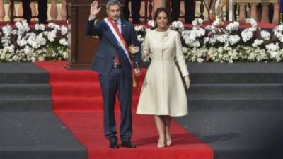 Mario Abdo Benítez asumió este miércoles la presidencia de Paraguay por un período de cinco años, de la mano de su elegante esposa, la primera dama Silvana López Moreira, que acaparó la atención en la investidura.