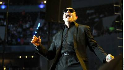 Armando Christian Pérez, más conocido como Pitbull, es un cantante, rapero y productor musical estadounidense de ascendencia cubana.