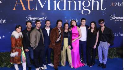 Los protagonistas de “At Midnight” posan con los invitados a la presentación de la película.