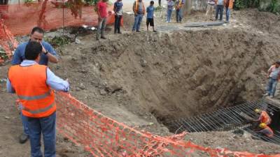 Los trabajos de construcción del colector de Chamelecón son supervisados por el alcalde.