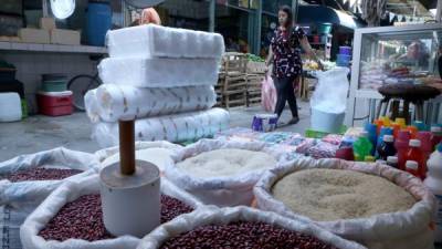 Puestos de granos básicos en mercados sampedranos.