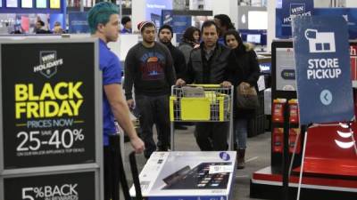 Compradores aprovechan las ofertas en un centro comercial de Illinois, Estados Unidos.