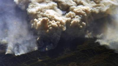 La NASA divulgó impactantes imágenes de los devastadores incendios en el sur de California (EUA), que han dejado desde el lunes una víctima mortal, 98.000 personas evacuadas, 834 edificios destruidos y casi 81.000 hectáreas arrasadas, un área más grande en superficie que la ciudad de Nueva York.