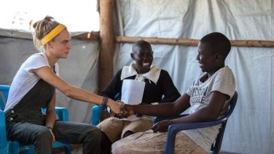 La actriz y modelo Cara Delevingne durante su visita a Uganda.