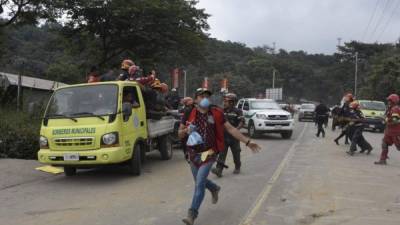 Rescatistas, periodistas y voluntarios huyeron despavoridos de la zona del desastre en Guatemala tras registrarse una nueva explosión del volcán de Fuego esta tarde.
