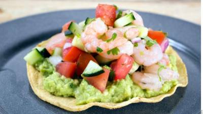 Untar aguacate en las tostadas y colocar ensalada encima.