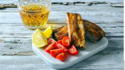 Para servir las costillas: preparar una ensalada con los tomates.