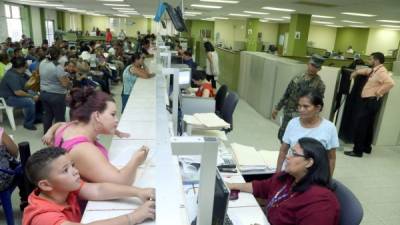 Trámites como la emisión de RTN en las oficina principal de San Pedro Sula está funcionando con normalidad. Foto: Amílcar Izaguirre.