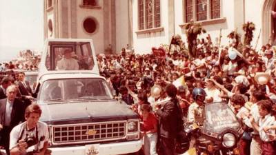 Hace cuatro décadas, un 8 de marzo de 1983, el Papa Juan Pablo II haría su primer y única visita a Honduras ante la presencia de una multitudinaria feligresía. Un hecho que marcaría la vida de la iglesia Católica de nuestro país.