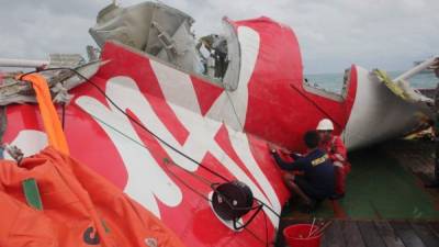 Los rescatistas encontraron el fuselaje del avión en el fondo del mar de Java, donde se cree que están la mayoría de cuerpos de los pasajeros.