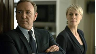 La actriz Robin Wright (der.) amenazó con hacer público el caso si no recibía un salario igual al de su compañero Kevin Spacey (izq.) por su trabajo en House of Cards.