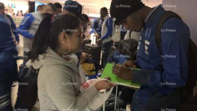 Los futbolistas hondureños firmaron autógrafos a su llegada a New Jersey.